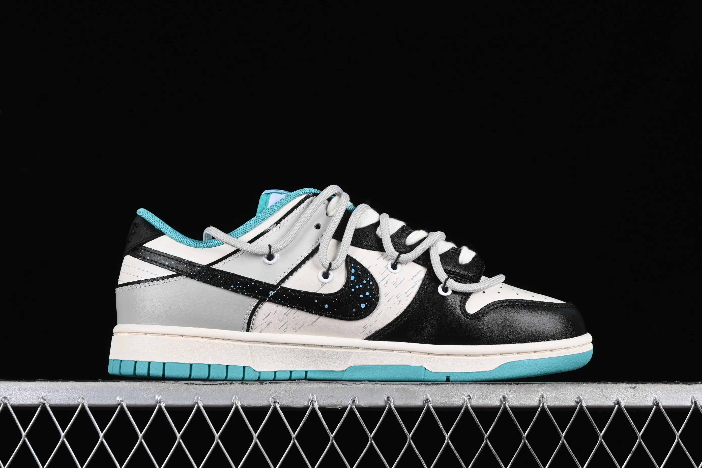 All Categories Nk SB Dunk Series Nk SB Dunk Low Low-top sneakers Nk Dunk Low Panda Prank Star Trek SB strappy low-top casual sneakers DV0833-101